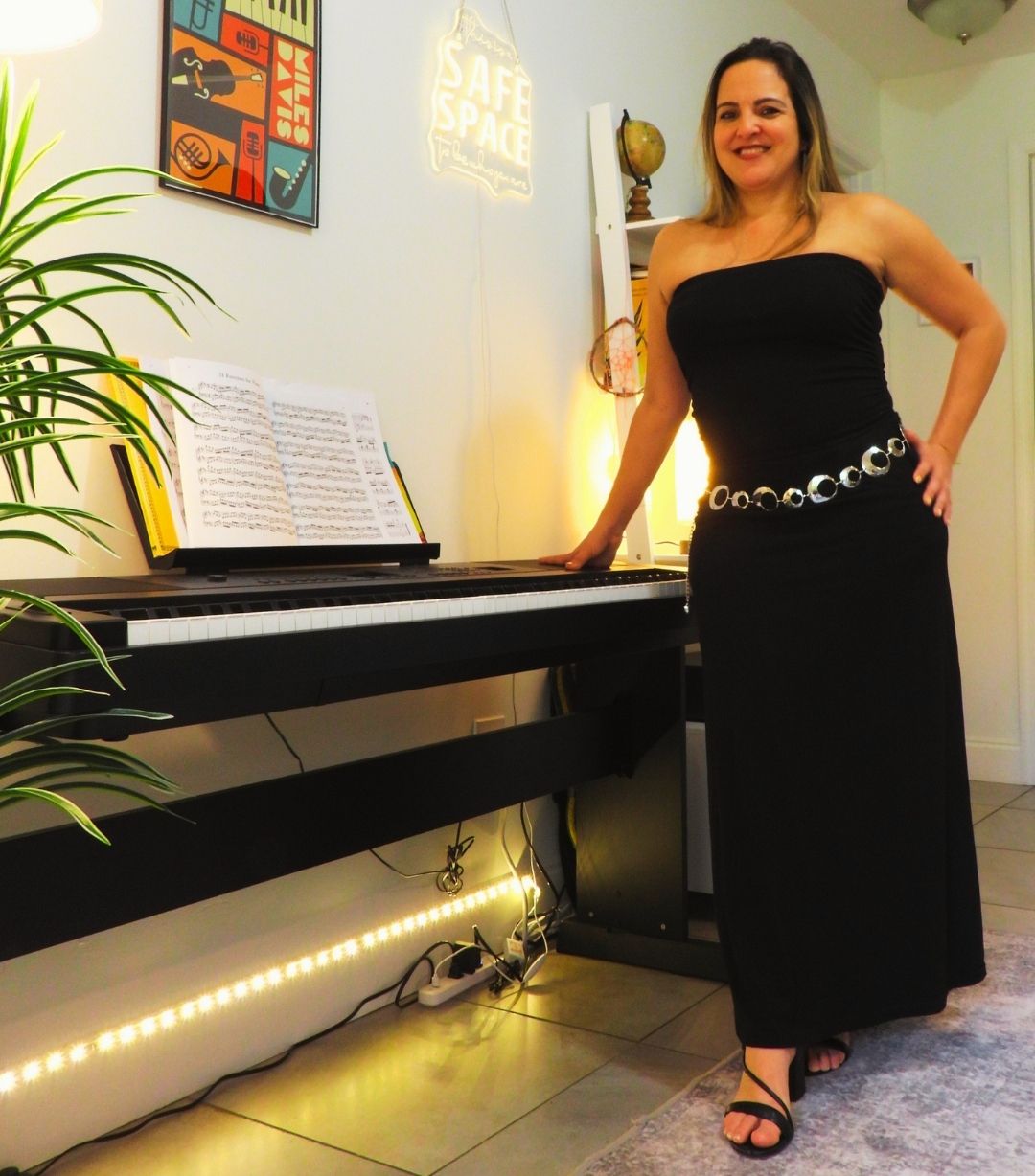 I’m Debora Pedrosa, a singer, pianist, and dedicated voice and piano instructor.